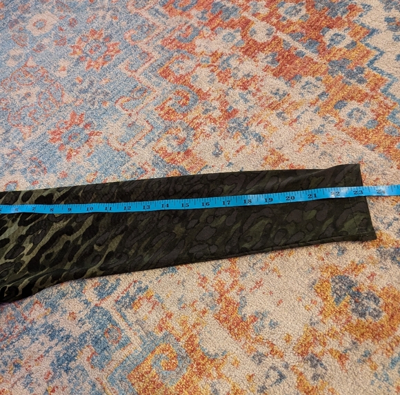 Belle by Kim Gravel Animal Print Knit Top Women's Medium Green V neck Stretch - Picture 10 of 10